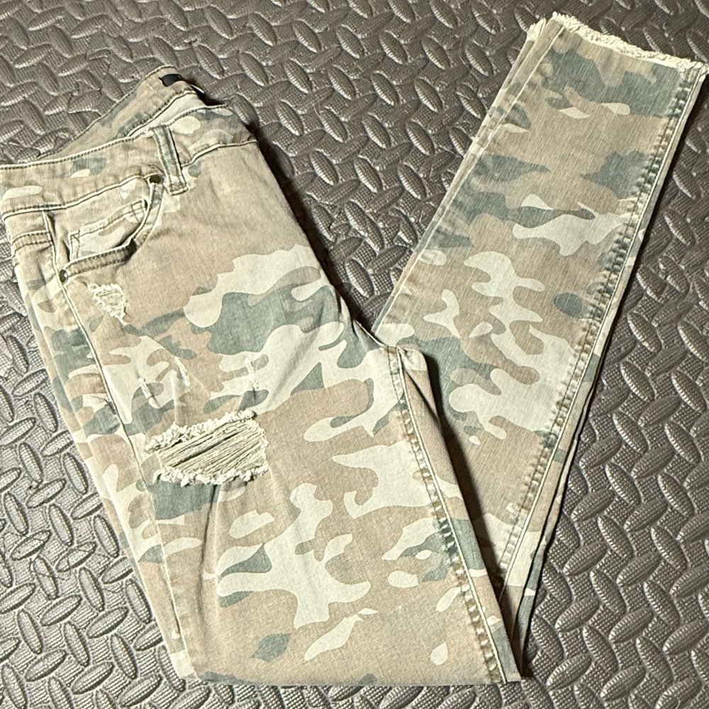 Fire Los Angeles Y2K Camouflage Distressed Skinny Jeans
Size 7